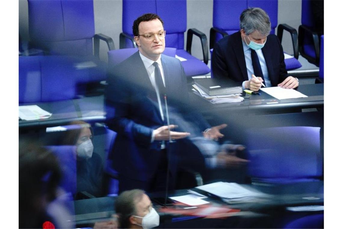 Jens Spahn (M, CDU), Bundesminister für Gesundheit, nimmt an der Sitzung des Bundestags mit der Befragung der Bundesregierung teil. Foto: Kay Nietfeld/dpa