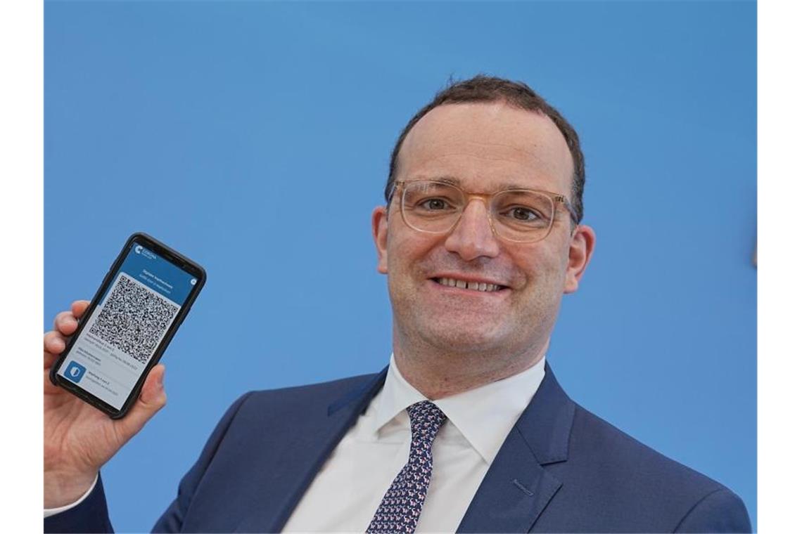 Jens Spahn präsentiert die App zum digitalen Impfpass.. Foto: Michael Kappeler/dpa