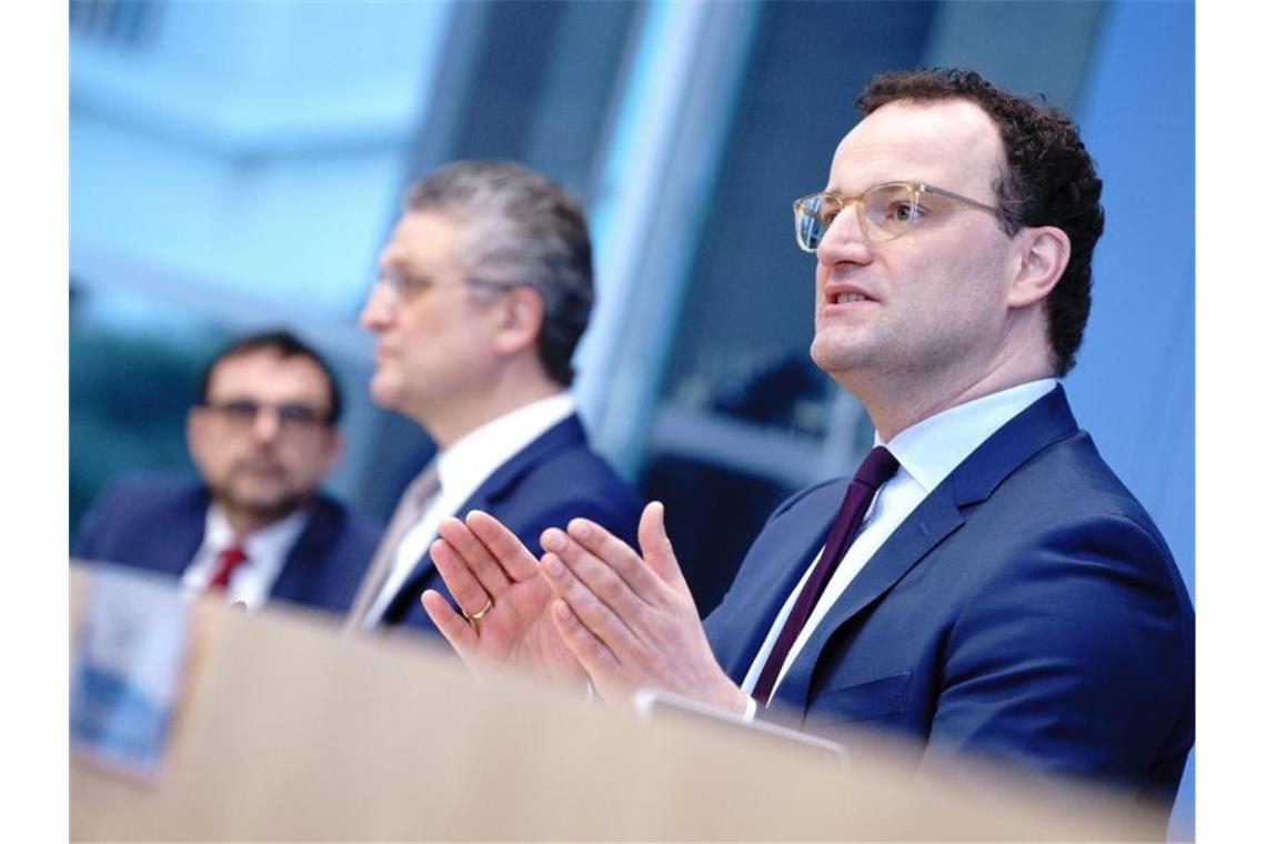 Jens Spahn (r.), Bundesminister für Gesundheit, mahnt angesichts der Entwicklung der Corona-Infektionszahlen erneut zu Vorsicht. Foto: Kay Nietfeld/dpa