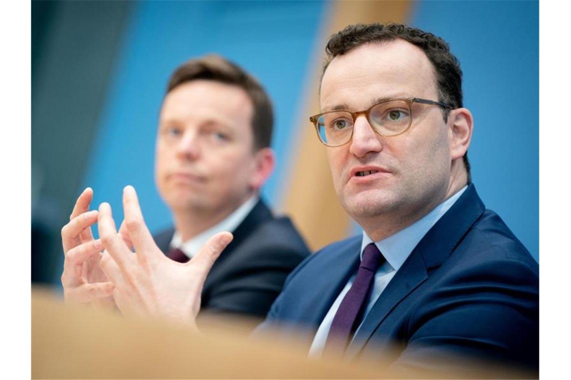 Jens Spahn (r), Bundesminister für Gesundheit, und Tobias Hans, Ministerpräsident des Saarlands, stellen die neue Fachkräfteagentur vor. Foto: Kay Nietfeld/dpa