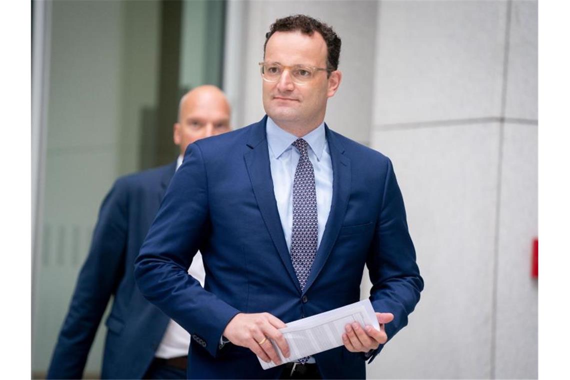 Spahn kritisiert Zuschauer-„Flickenteppich“ im Profifußball Jens Spahn sprach sich für ein möglichst einheitliches Vorgehen in der Debatte um eine Wiederzulassung von Zuschauern aus. Foto: Kay Nietfeld/dpa