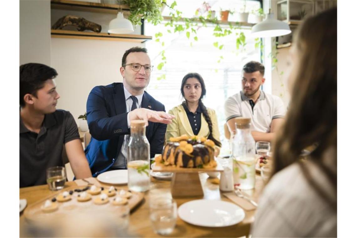 Jens Spahn spricht in Pristina mit Pflegeschülern. Foto: Xander Heinl/Photothek/BMG