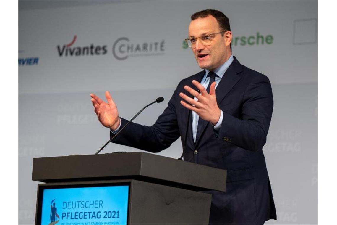 Personalnot: Pflegerat fordert 4000 Euro Einstiegsgehalt Jens Spahn unterstützt die Forderungen nach besserer Bezahlung. Foto: Monika Skolimowska/dpa-Zentralbild/dpa