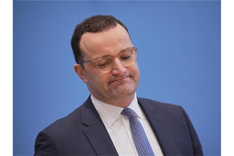 Jens Spahn will die Schließung von Kitas und Schulen unbedingt vermeiden. Foto: Michael Kappeler/dpa