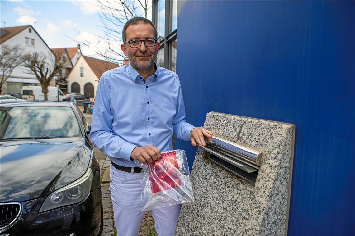 Jens Steinat wirft ein Testset in den Briefkasten, den Abstrich führt der Patient dann selbst durch. So kann der Hausarzt aus Oppenweiler Coronatests durchführen, ohne direkten Kontakt mit den Betroffenen zu haben.Foto: A. Becher