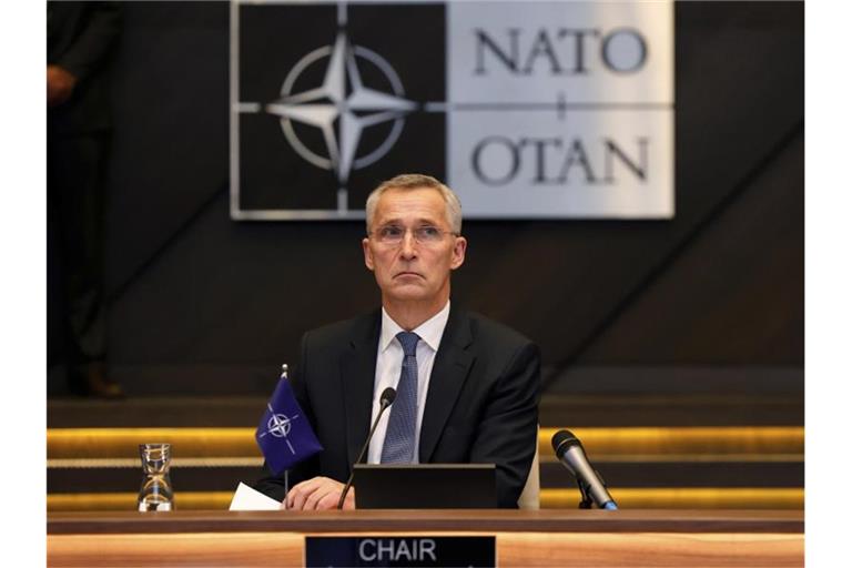 Jens Stoltenberg, NATO-Generalsekretär, leitet den Sondergipfel der Staats- und Regierungschefs der Nato-Staaten. Foto: Olivier Matthys/AP/dpa