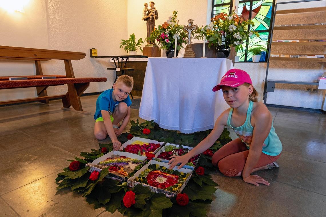Pizzaschachteln zum Fronleichnamsfest Jens und Diana Lutz haben ihre Pizzakartons für Fronleichnam mit kunstvollen Motiven gestaltet. Zum Abschluss des Fronleichnamsfests gab es für sie und alle Gemeindemitglieder noch Leckereien aus einem üppig gefüllten Korb an der Kirchentür. Foto: Alexander Becher