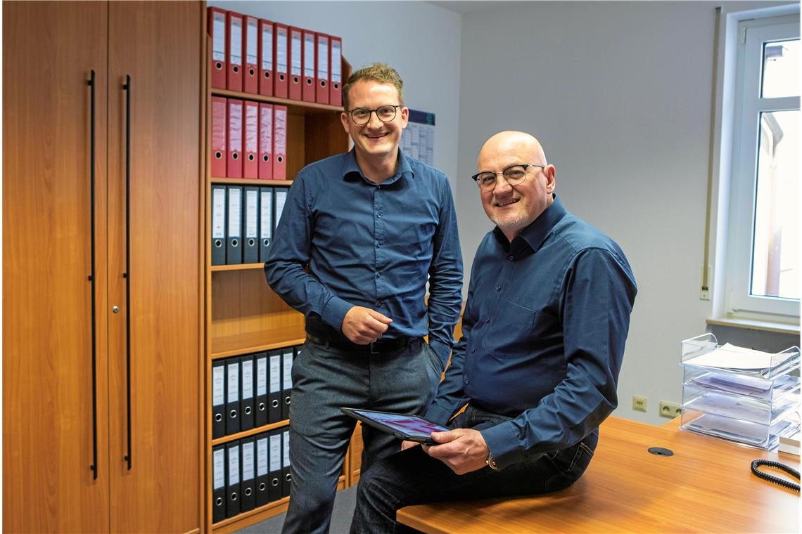 Jens und Dustin Fischer (von rechts) vom Unternehmen Bonum Immobilien in Backnang sehen den Wohnimmobilienmarkt durch Corona nicht grundsätzlich beeinträchtigt.