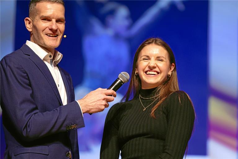 Jens Zimmermann, zuletzt zum Beispiel beim Skifliegen in Oberstdorf oder beim Eröffnungsspiel der Handball-EM vor 54000 Fans im Einsatz, moderierte die Backnanger Sportparty. Eine bestens gelaunte Gesprächspartnerin war die BKZ-Sportlerin des Jahres Emelie Petz. Fotos: Alexander Becher