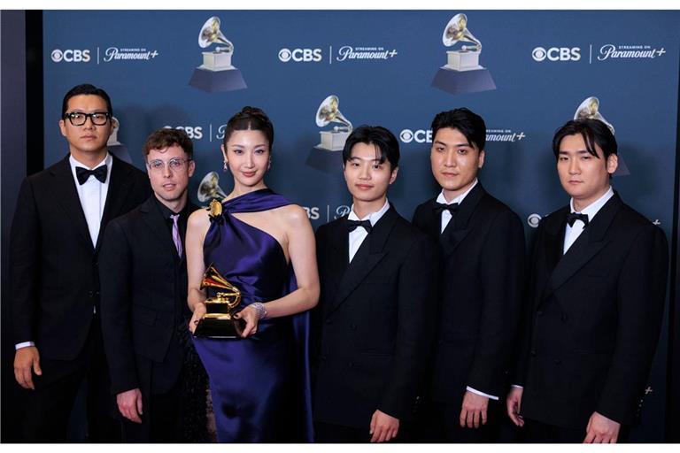 Jeong Hoon Seo, Mark Sonnenblick, EJAE, Yu Han Lee, Park Hong Jun and Hee Dong Nam (v.l.n.r.) nehmen den Grammy für "Golden" entgegen.