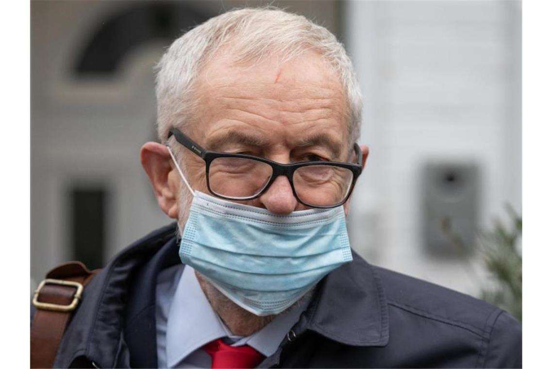 Jeremy Corbyn, ehemaliger Vorsitzender der Labour Partei, verlässt sein Haus in Nordlondon. Foto: Aaron Chown/PA Wire/dpa