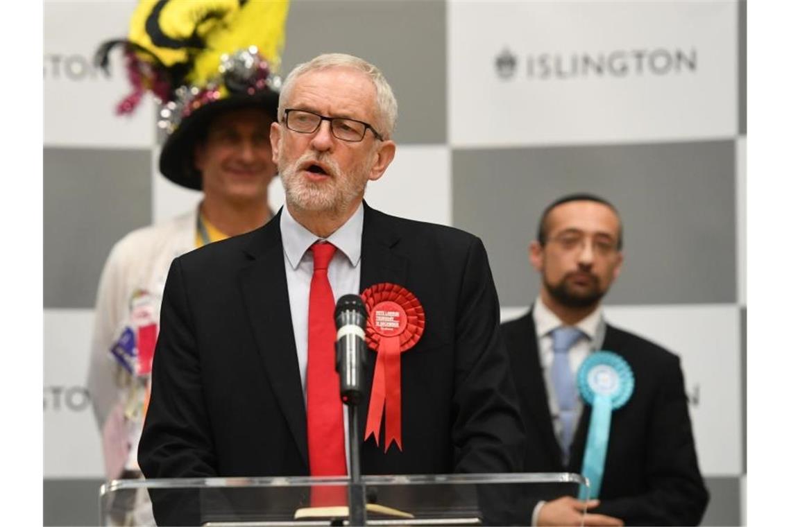 Jeremy Corbyn gibt in London eine Erklärung zu den Wahlergebnissen ab. Foto: Joe Giddens/PA Wire/dpa