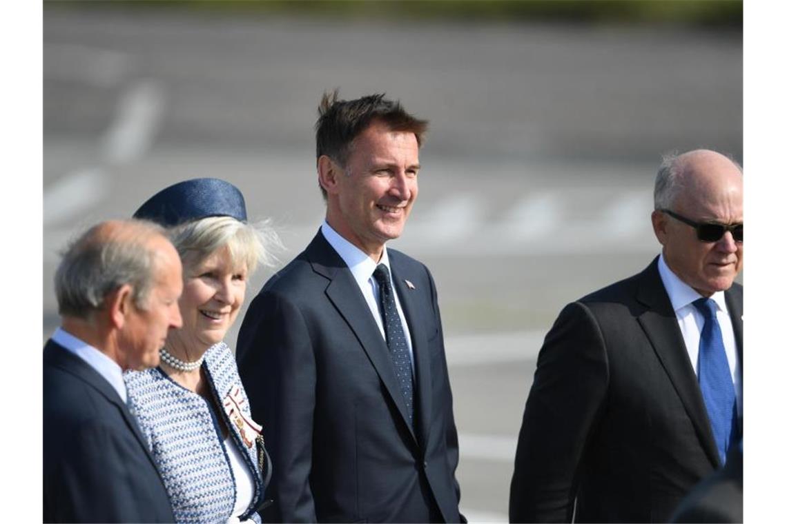 Jeremy Hunt (2.v.r), Außenminister von Großbritannien, und Woody Johnson (r), Botschafter der USA in Großbritannien, warten auf die Ankunft von US-Präsident Trump und der First Lady am Flughafen Stansted. Foto: Joe Giddens/PA Wire