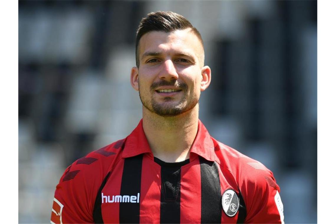 Gondorf wechselt vom SC Freiburg zum Karlsruher SC Jerome Gondorf beim offiziellen Fototermin vom SC Freiburg. Foto: Patrick Seeger/dpa