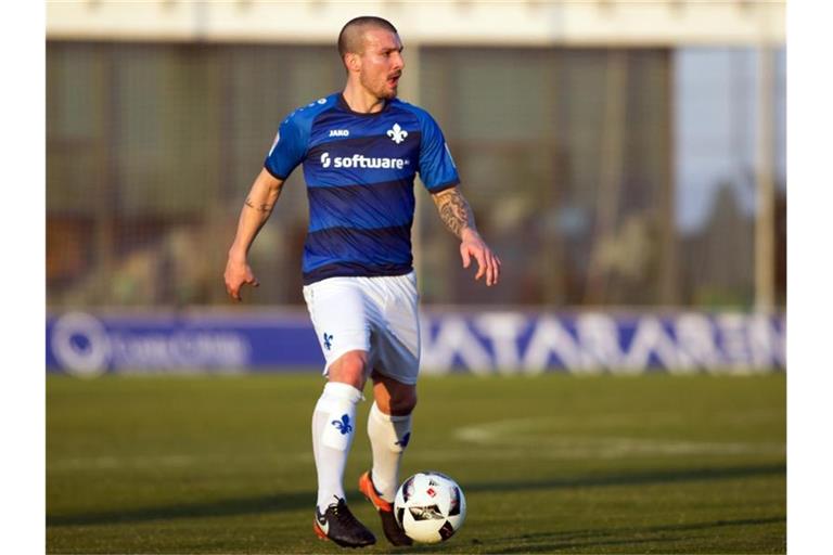 Jerôme Gondorf spielt den Ball. Foto: picture alliance / Pascu Mendez/dpa/Archivbild