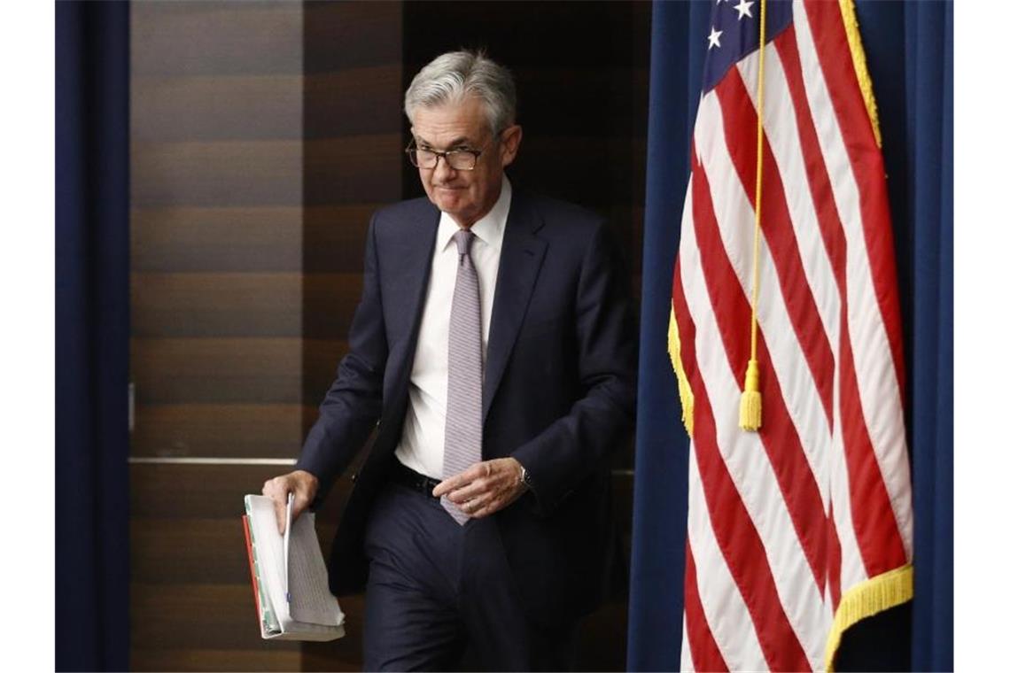 Jerome Powell, Vorsitzender der US-Notenbank Fed, auf dem Weg zu einer Pressekonferenz. Foto: Patrick Semansky/AP/dpa