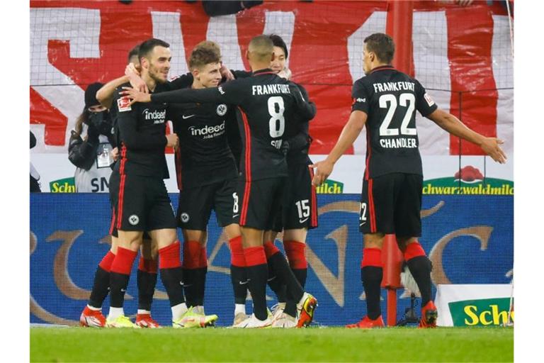 Jesper Lindström (3.v.l) jubelt mit seinen Frankfurter Mannschaftskameraden über seinen Treffer zur 1:0-Führung. Foto: Philipp Von Ditfurth/dpa