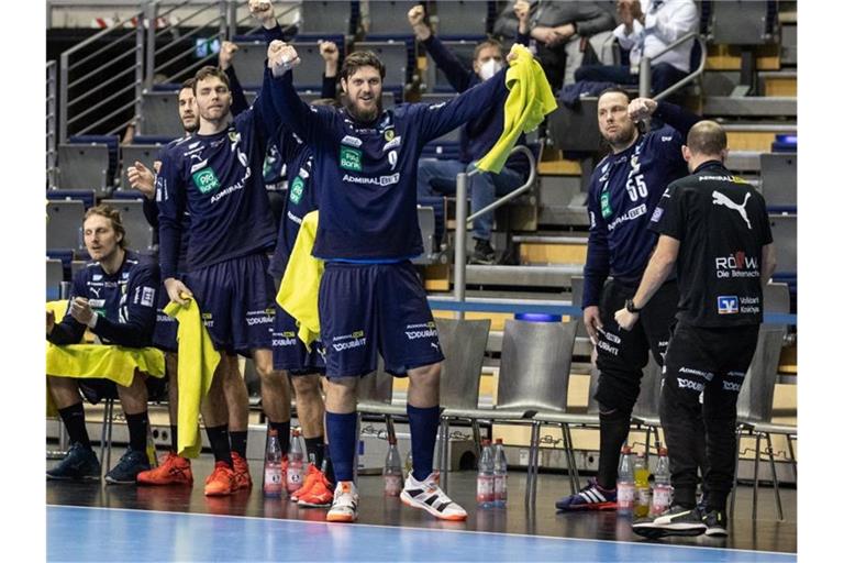 Jesper Nielsen (l-r), Niclas Kirkelökke, Mait Patrail, Nikolas Katsigiannis und Athletiktrainer Florian Schulz von Rhein-Neckar Löwen jubeln nach einem Tor. Foto: Andreas Gora/dpa/Archivbild