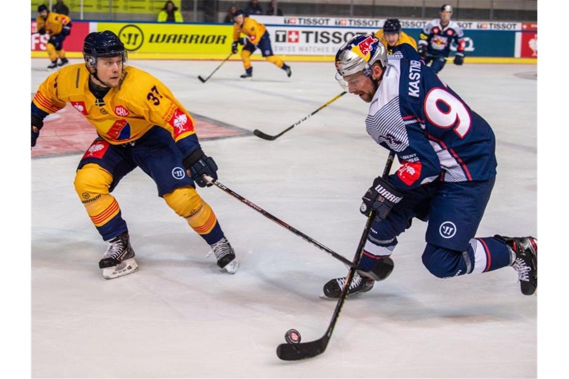 Kein Coup von Red Bull München: Aus in CHL-Viertelfinale Jesper Pettersson (l) setzte sich mit Djurgaden Stockholm gegen Maximilian Kastner und Red Bull München durch. Foto: Lino Mirgeler/dpa
