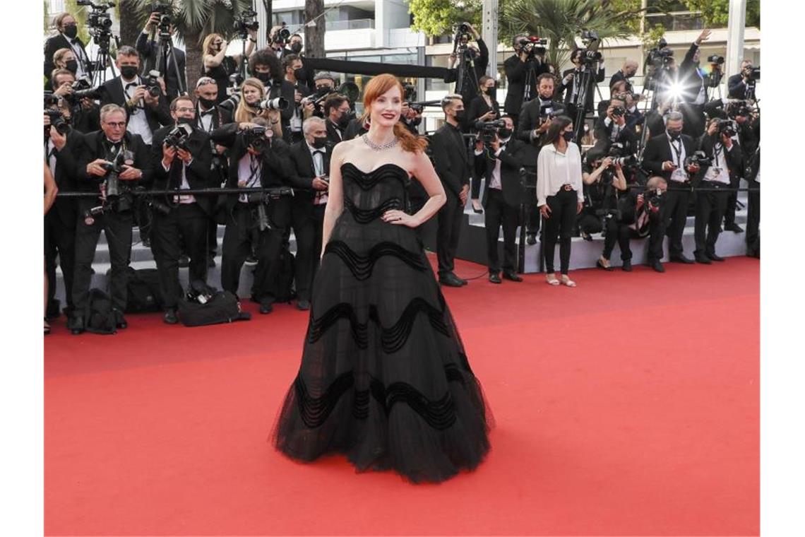 Stars und roter Teppich: Filmfestival Cannes gestartet Jessica Chastain ist von der Fashion Week in Paris nach Cannes gekommen. Foto: Vianney Le Caer/Invision/AP/dpa