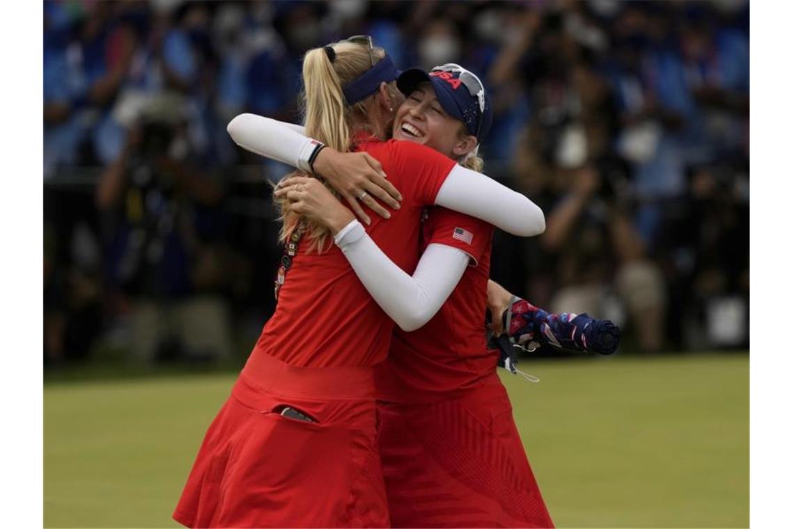 Jessica Korda (l) gratuliert ihrer Schwester Nelly zum Olympiasieg. Foto: Andy Wong/AP/dpa