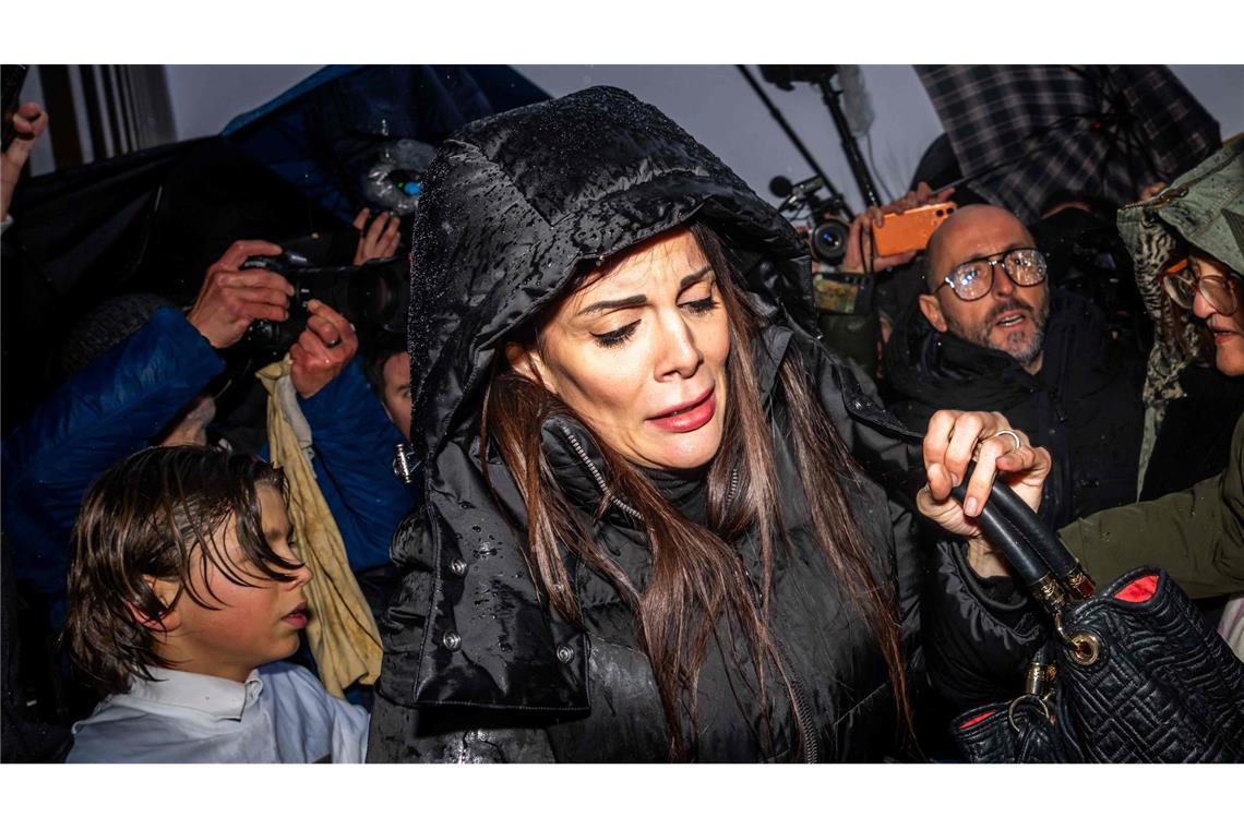 Jessica Moretti kam nur mit Hilfe der Polizei in das Gebäude in Sitten im Kanton Wallis, in dem die Vernehmungen stattfinden.