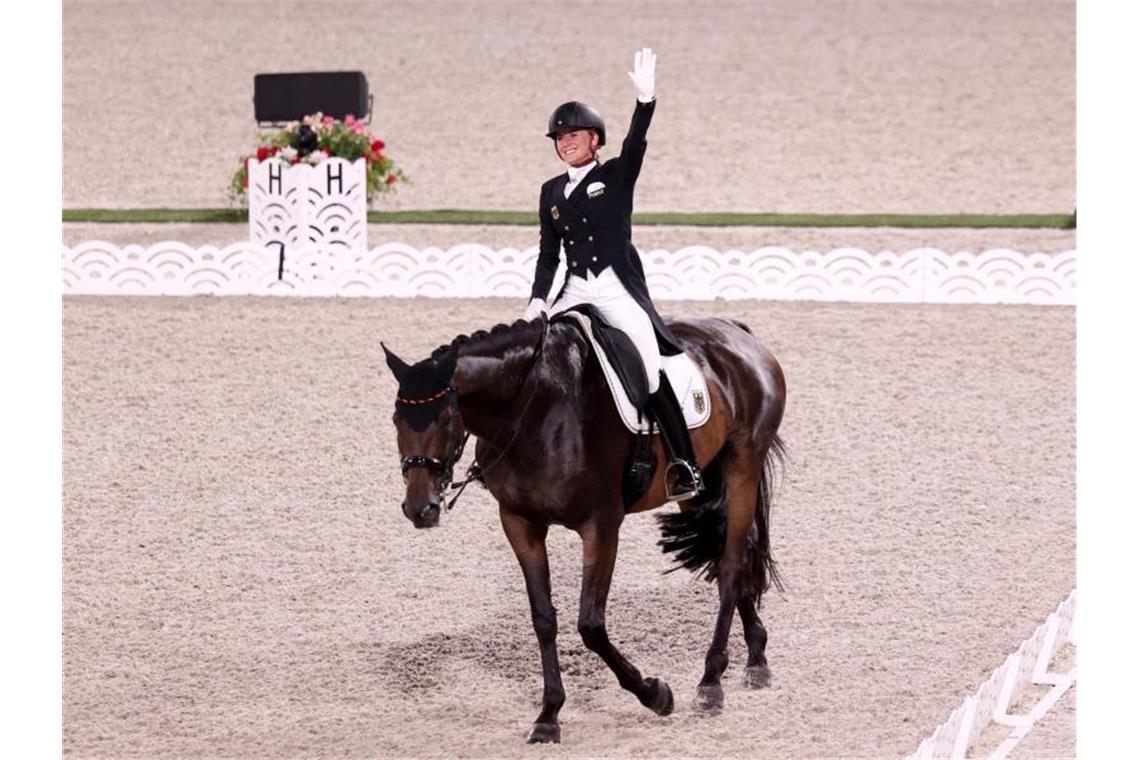 Jessica von Bredow-Werndl auf Dalera machte als dritte Reiterin im Dressur-Viereck den Sieg perfekt. Foto: Friso Gentsch/dpa