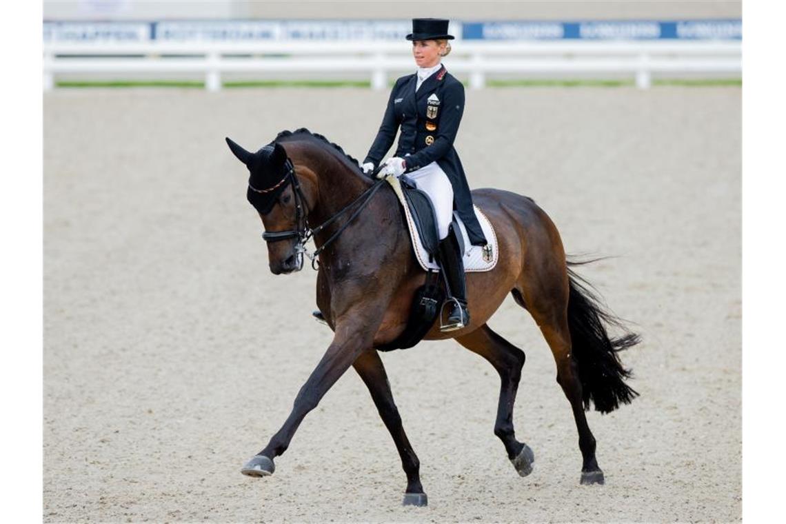 Tränenreicher Auftakt bei Dressur-EM: „Beschissener Moment“ Jessica von Bredow-Werndl erhielt für den Grand Prix mit Dalera in Rotterdam 76,894 Prozent. Foto: Rolf Vennenbernd