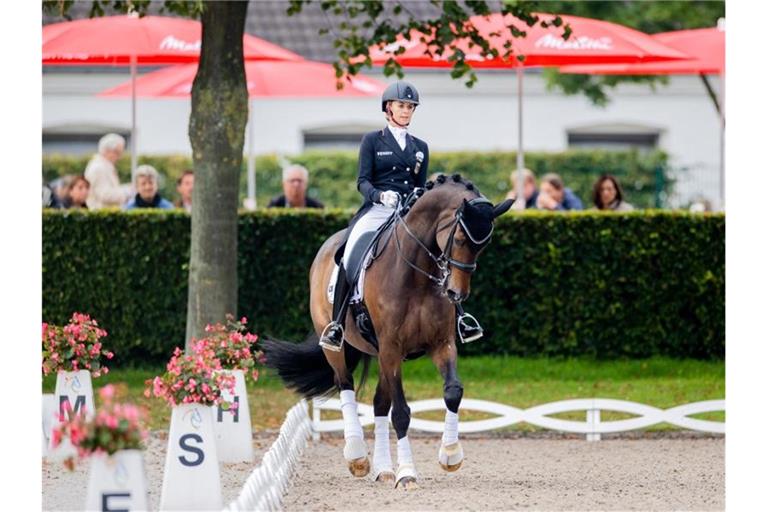 Jessica von Bredow-Werndl auf ihrem Pferd Ferdinand. Foto: Rolf Vennenbernd/dpa