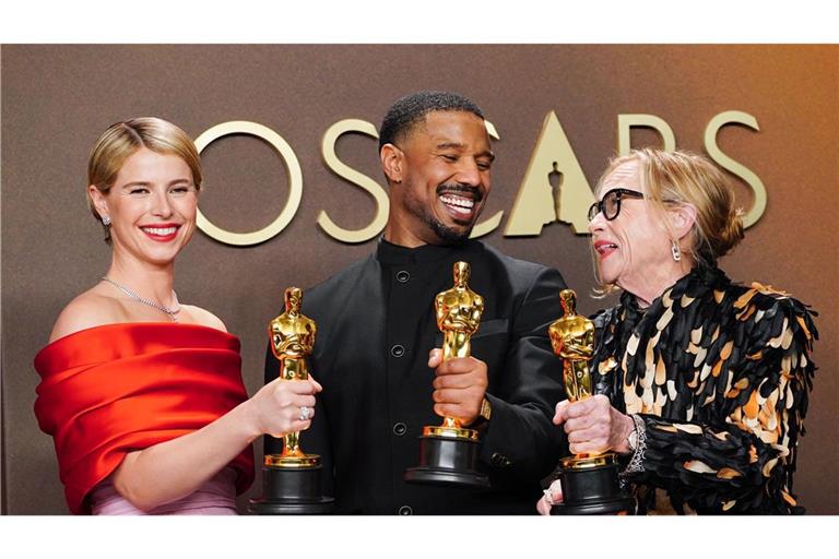 Jessie Buckley, Michael B. Jordan und Amy Madigan (von links nach rechts) konnten sich einen Oscar sichern.