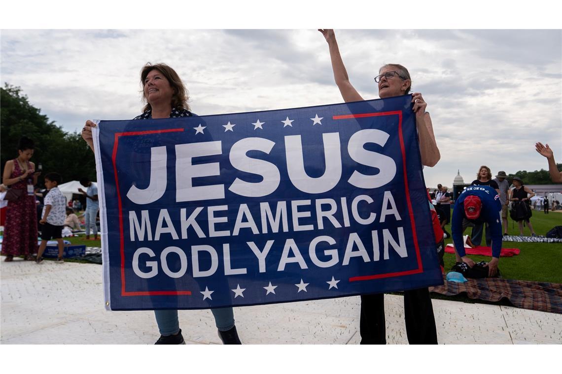 "Jesus mach Amerika wieder gottesfürchtig", steht auf einem Banner bei der Gebetsveranstaltung.