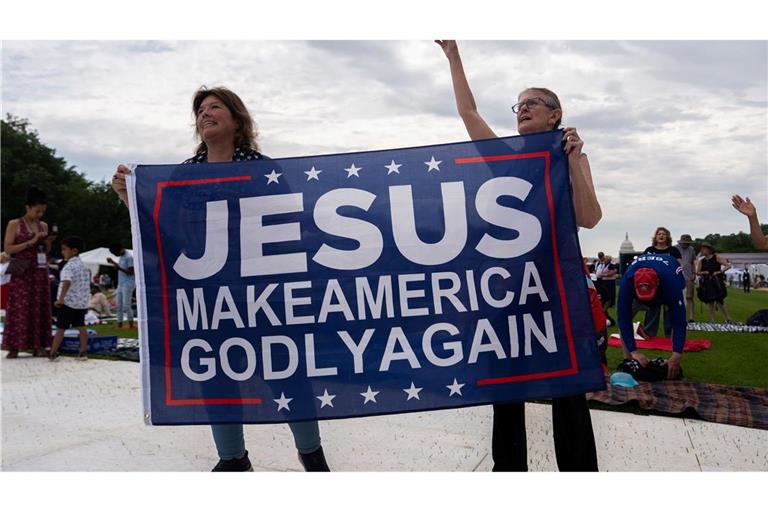 "Jesus mach Amerika wieder gottesfürchtig", steht auf einem Banner bei der Gebetsveranstaltung.