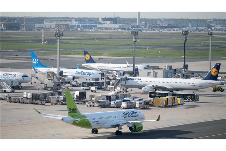 Jets von Lufthansa und AirBaltic auf dem Flughafen Frankfurt.