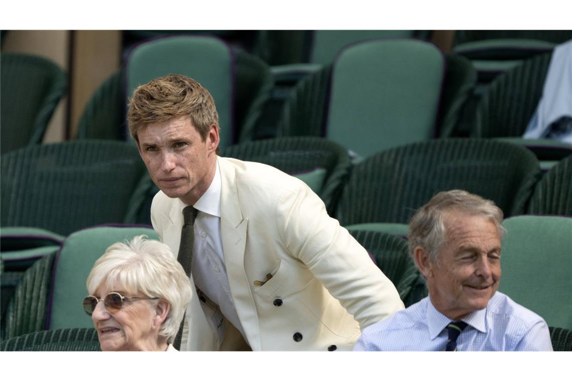 In der „Royal Box“ ist die Celebrity-Dichte schon hoch Jetzt aber schnell: Der britische Schauspieler Eddie Redmayne nimmt am ersten Tag des Turniers seinen Platz am Centre Court ein.