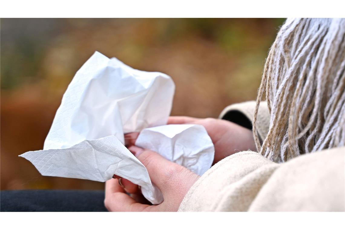 Jetzt brauchen viele Menschen wieder Taschentücher für die laufende Nase. (Symbolbild)