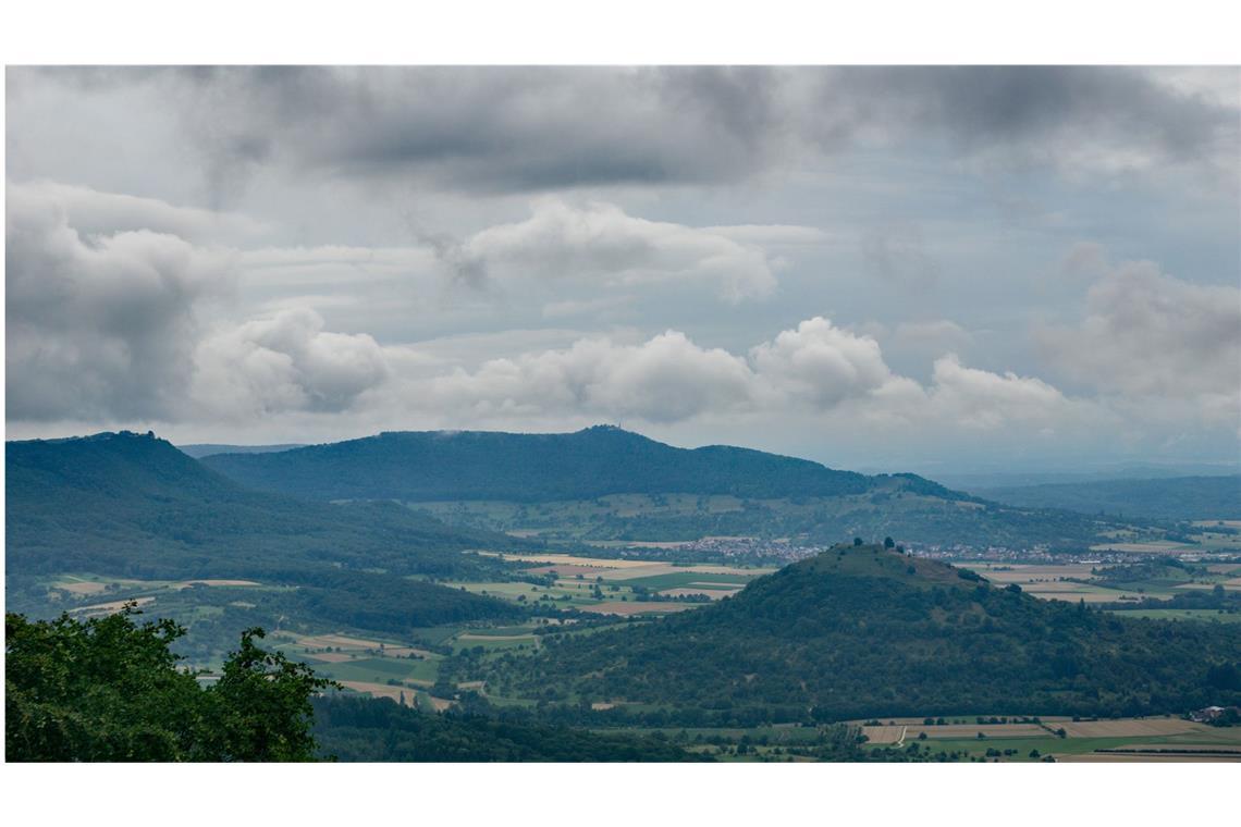 6 x 60 Kilometer Laufen – mit einem guten Essen kein Problem Jetzt ist man auf der Mittleren Alb angekommen: Vom Aussichtspunkt Boßler schaut man auf die Limburg, den Breitenstein und die Burg Teck.