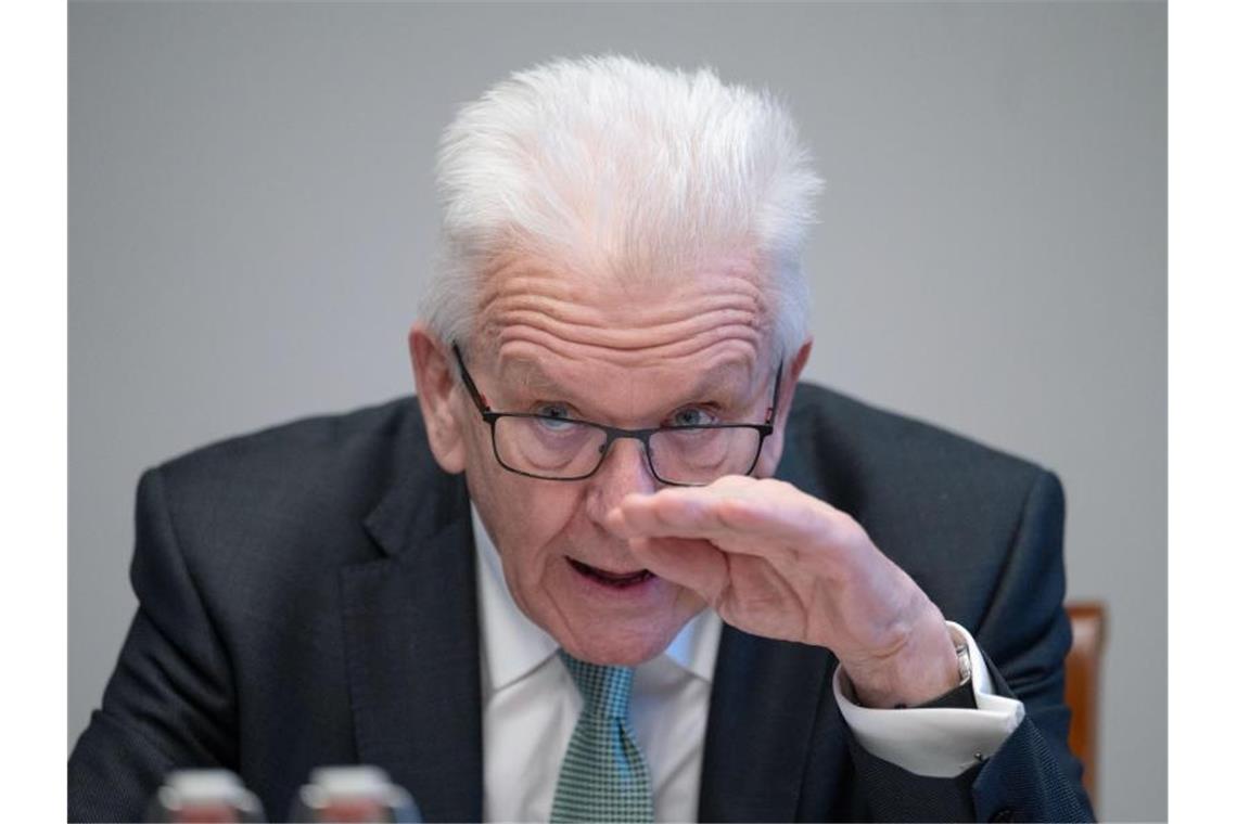 „Jetzt kann man nur darauf hoffen, dass es eine Gruppe gibt, die eine Mehrheit hat für eine Impfpflicht“: Winfried Kretschmann. Foto: Marijan Murat/dpa