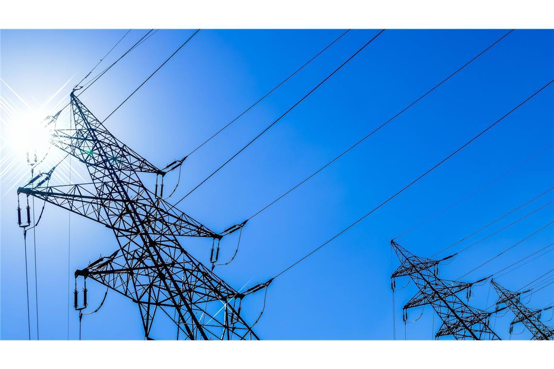 Jetzt macht die Bundesregierung eine Kehrtwende: Neue Hochspannungsleitungen sollen wieder über der Erde gebaut werden, nicht mehr als teure Erdkabel unter der Erde.