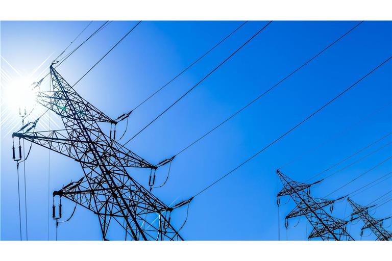 Jetzt macht die Bundesregierung eine Kehrtwende: Neue Hochspannungsleitungen sollen wieder über der Erde gebaut werden, nicht mehr als teure Erdkabel unter der Erde.