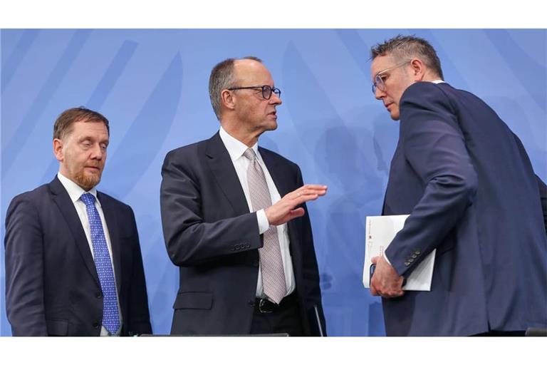 Jetzt mal langsam! Friedrich Merz (Mi.) macht gegenüber Alexander Schweitzer schon mal klar, wer der Bos ist. Michael Kretschmer (li.), Ministerpräsident von Sachsen, guckt, als ob er wüsste, wo der Hammer hängt (Archivfoto).