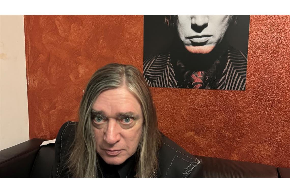 Jetzt und früher auf einem Bild: Performance-Künstler und Musiker Blixa Bargeld.