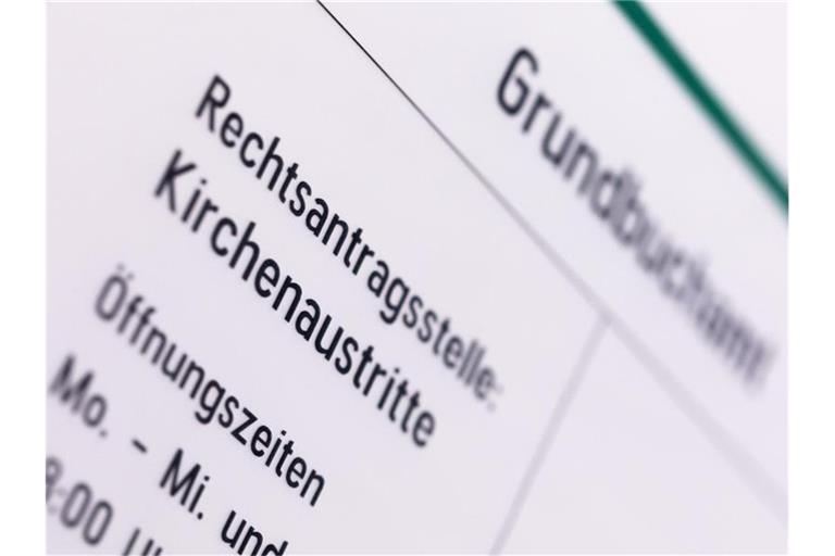 Jeweils rund 270.000 Katholiken und Protestanten haben den Kirchen 2019 den Rücken gekehrt. Foto: Rolf Vennenbernd/dpa