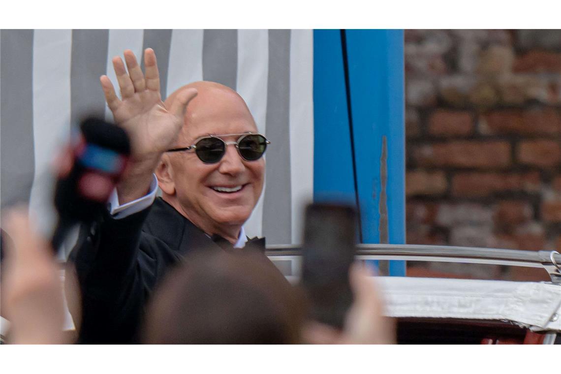 Party, Party, Party: Bezos und Sánchez feiern weiter Jezz Bezos winkt den Fotografen zumindest zu.