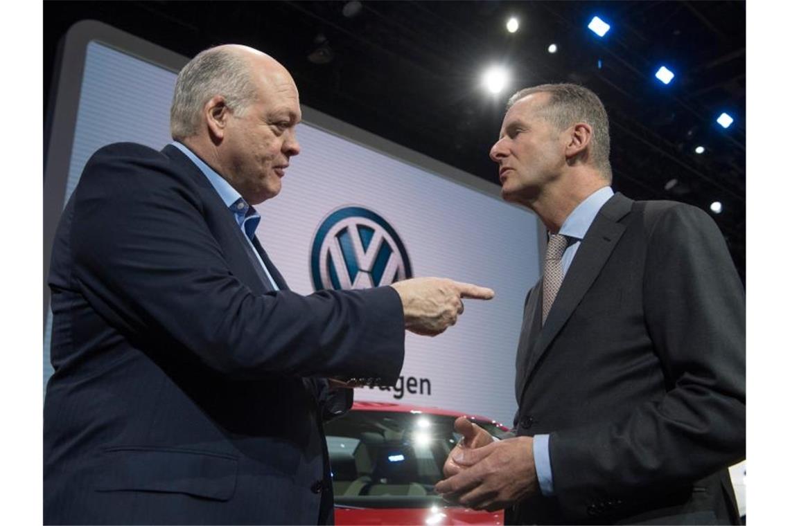 VW und Ford weiten ihre Allianz aus Jim Hackett (l), Vorstandsvorsitzender von Ford, und Herbert Diess, Vorstandsvorsitzender von VW, bei der Detroit Motor Show im Januar. Foto: Boris Roessler