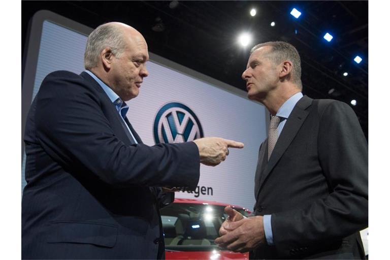 Jim Hackett (l), Vorstandsvorsitzender von Ford, und Herbert Diess, Vorstandsvorsitzender von VW, bei der Detroit Motor Show im Januar. Foto: Boris Roessler
