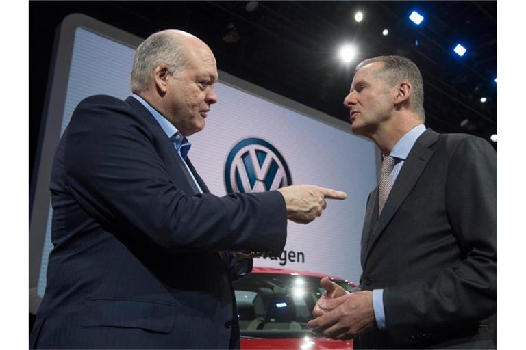 Jim Hackett (l), Vorstandsvorsitzender von Ford und Herbert Diess, Vorstandsvorsitzender von VW unterhalten sich auf dem Messestand von VW. Foto: Boris Roessler