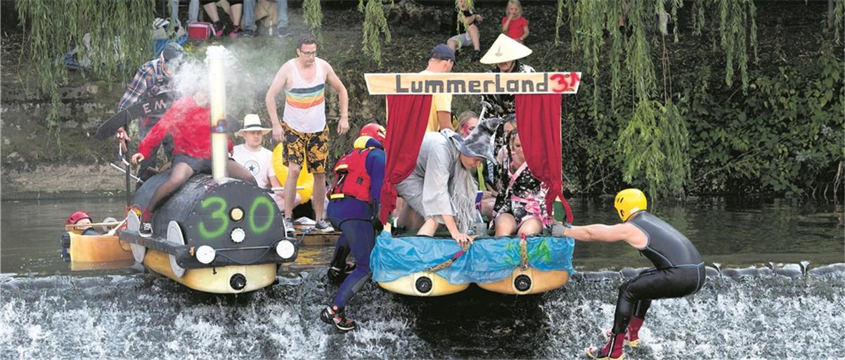 Jim Knopf, Lukas der Lokomotivführer und ihre Freunde aus Lummerland sind mit zwei Booten unterwegs. Auch sie müssen das Wehr an der Bleichwiese überwinden. Fotos: J. Fiedler