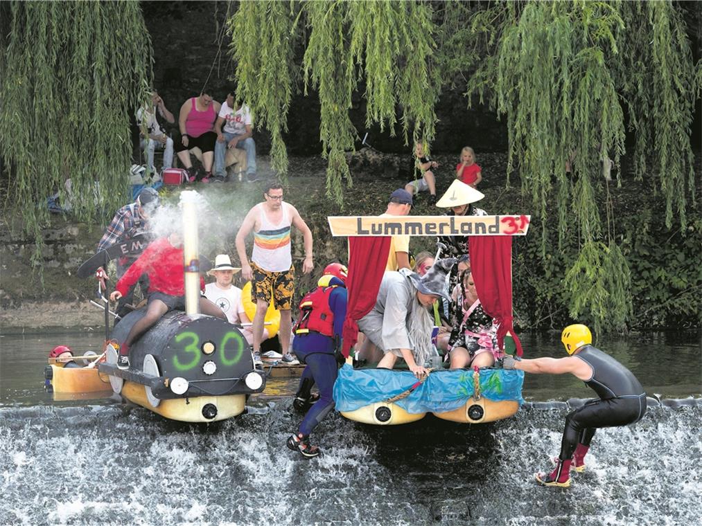Teilnehmerrekord bei Murr-Regatta Jim Knopf, Lukas der Lokomotivführer und ihre Freunde aus Lummerland sind mit zwei Booten unterwegs. Auch sie müssen das Wehr an der Bleichwiese überwinden. Fotos: J. Fiedler