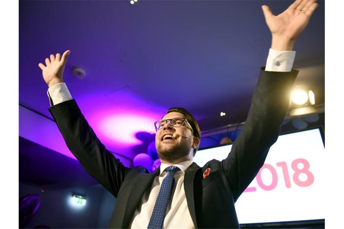 Jimmie Akesson, Vorsitzender der rechtspopulistischen Schwedendemokraten, feiert auf der Wahlparty seiner Partei. Foto: Antti Aimo-Koivisto/Lehtikuva/dpa