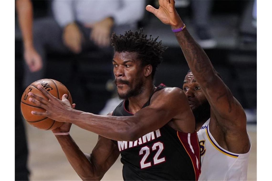 Starker Butler lässt Miami Heat im NBA-Finale wieder hoffen Jimmy Butler (l) führte Miami mit einer überragenden Leistung zum Sieg. Foto: Mark J. Terrill/AP/dpa